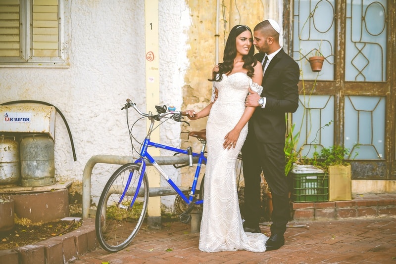 צילום חתן כלה ליד אופניים 